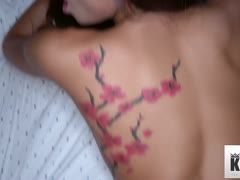 Vina Sky lutscht das dicke Glied und reitet es im Bett